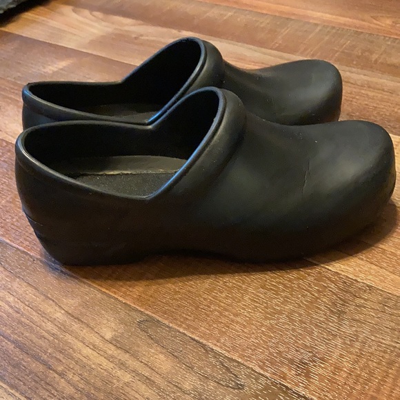 Any wear black nursing shoes size 8 W - Picture 3 of 7